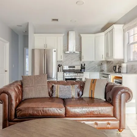Bright & Cozy Jersey City Retreat